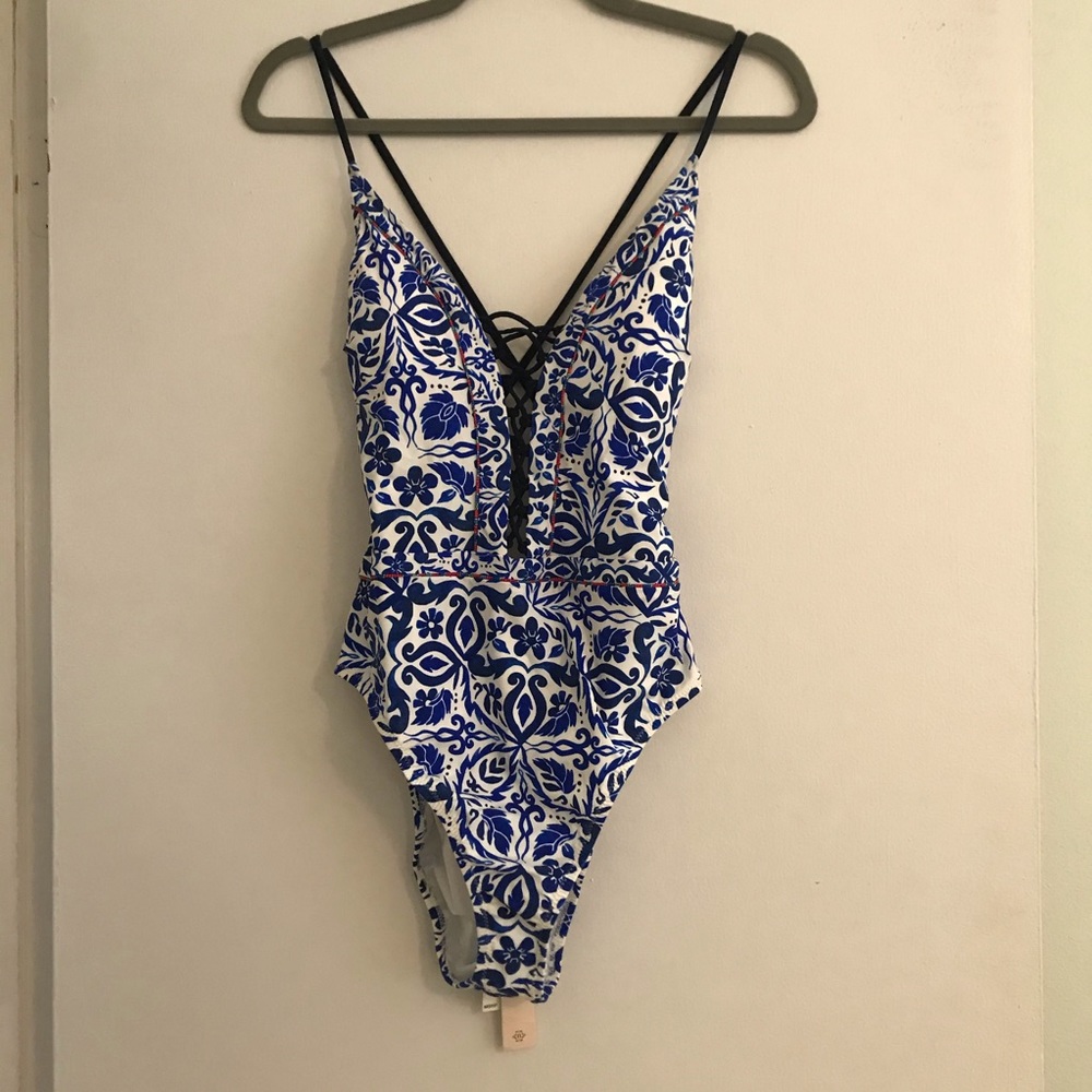 NWT one piece swimsuit size L. Nanette Lepore